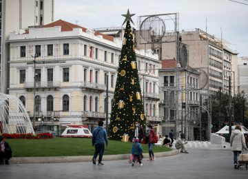 Κορονοϊός LIVE: Ρεβεγιόν έως 9 άτομα από 2 οικογένειες και απαγόρευση κυκλοφορίας – Ανοίγουν κέντρα αισθητικής, λουκέτο στις εκκλησίες