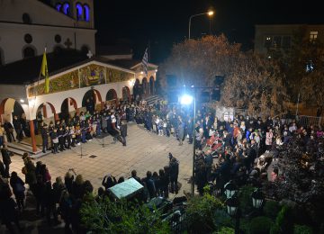 Κατερίνη: Φωταγωγήθηκαν το Χριστουγεννιάτικο Δένδρο και η φάτνη στο Μητροπολιτικό Μέγαρο