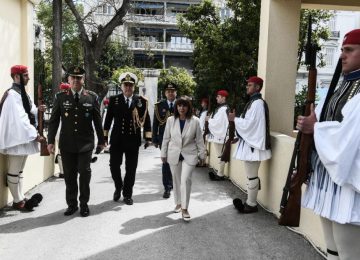 Κ. Σακελλαροπούλου: Τσούγκρισμα αυγών στην Προεδρική Φρουρά