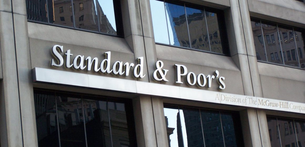 S&P: Θετική αναθεώρηση των προοπτικών της ελληνικής οικονομίας – Σταθερή η αξιολόγηση σε ΒΒ+