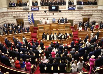 Αρχιεπίσκοπος προς νέους Βουλευτές: Να είστε καρπεροί, με κουράγιο και δύναμη, όπως απαιτούν οι σημερινές συγκυρίες  Η ορκωμοσία της Βουλής (ΦΩΤΟ)